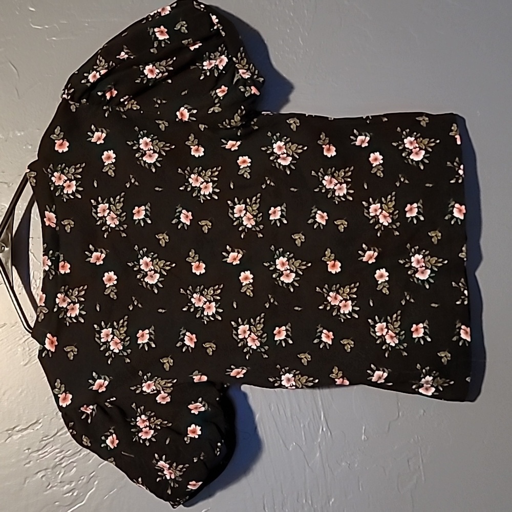Form-fitting Stretchy Crop Top with Roses - Picture 5 of 6